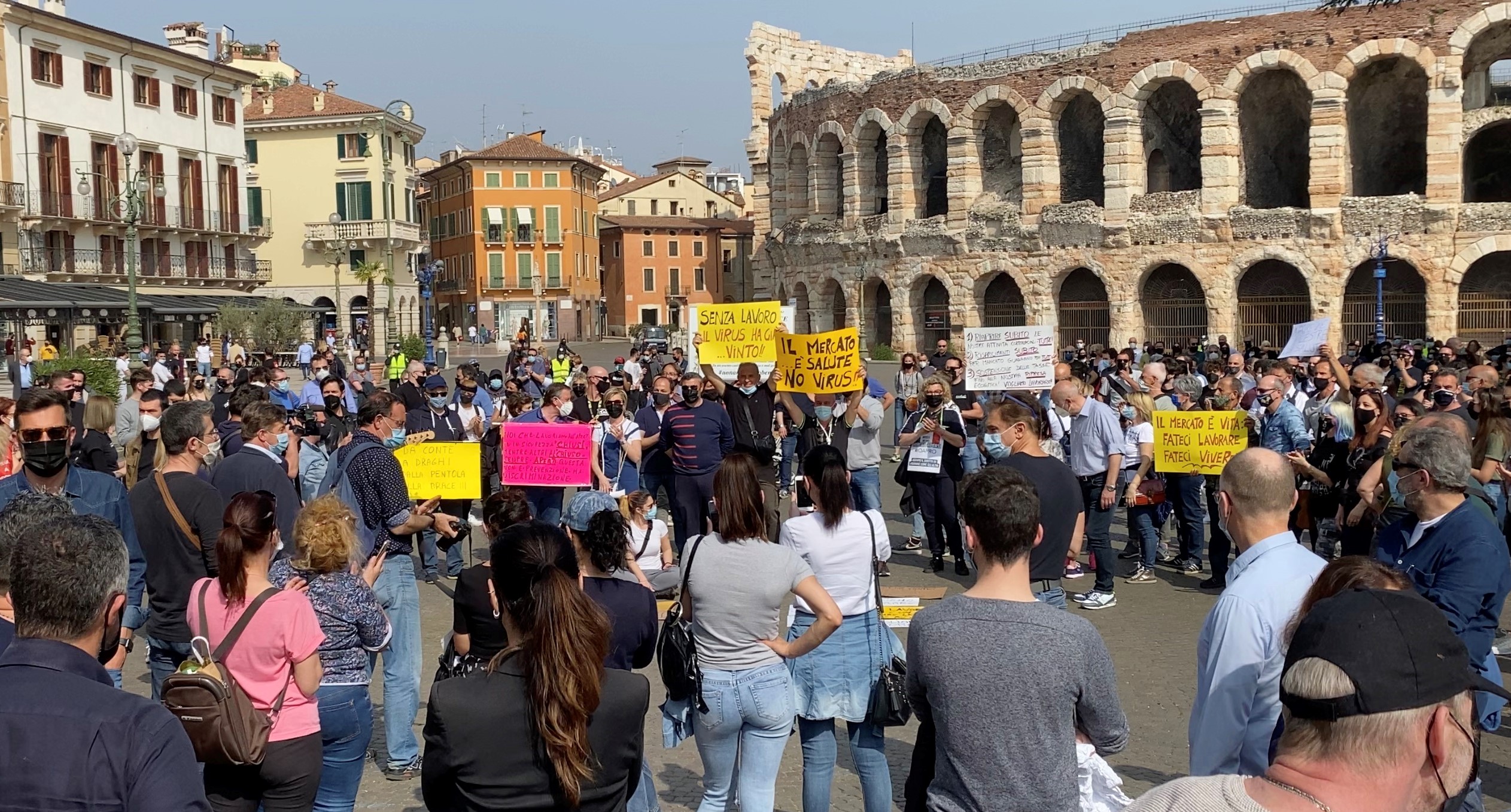 Verona, queste le voci della protesta delle partite Iva che non riaprono. Sboarina: contestate i sindaci, ma siamo noi in prima linea
