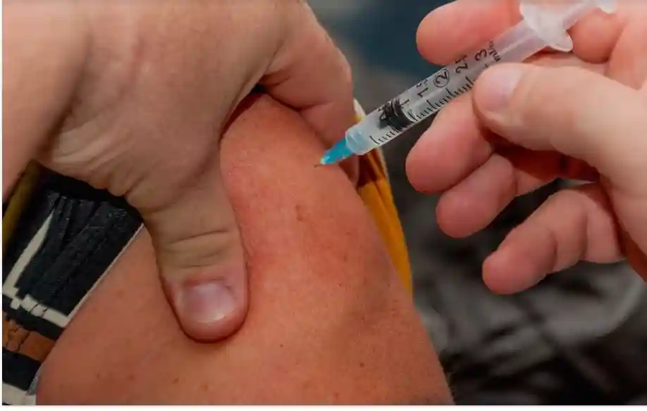 Verso il lockdown per i no-vax anche in Italia? Salvini non vuole