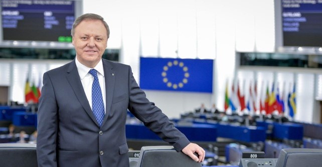 Berlato inseguito dalla Donazzan vuole uscire dal cimitero degli elefanti.Anche cambiando pelle…