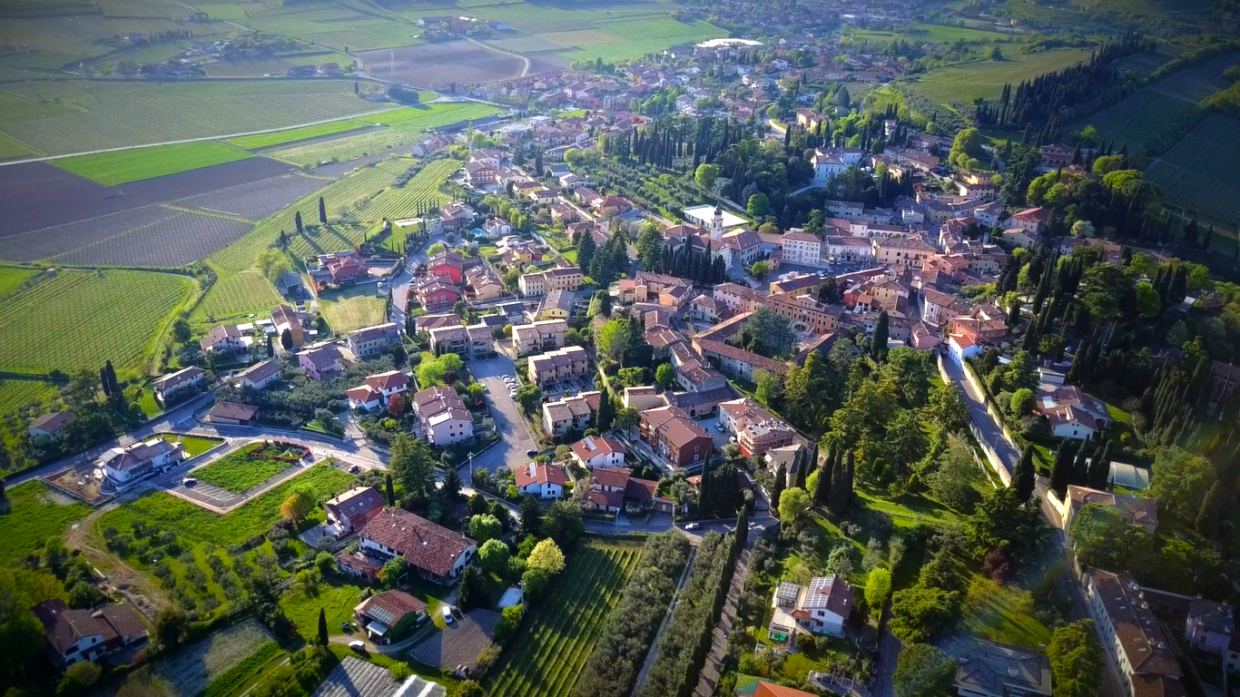Sona. Involontaria lezione di educazione civica da parte di una signora che si mette a pulire il marciapiede