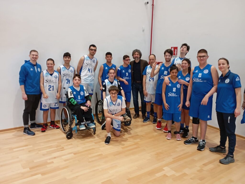 Il sindaco Tommasi con la squadra Baskin della Buster basket Verona