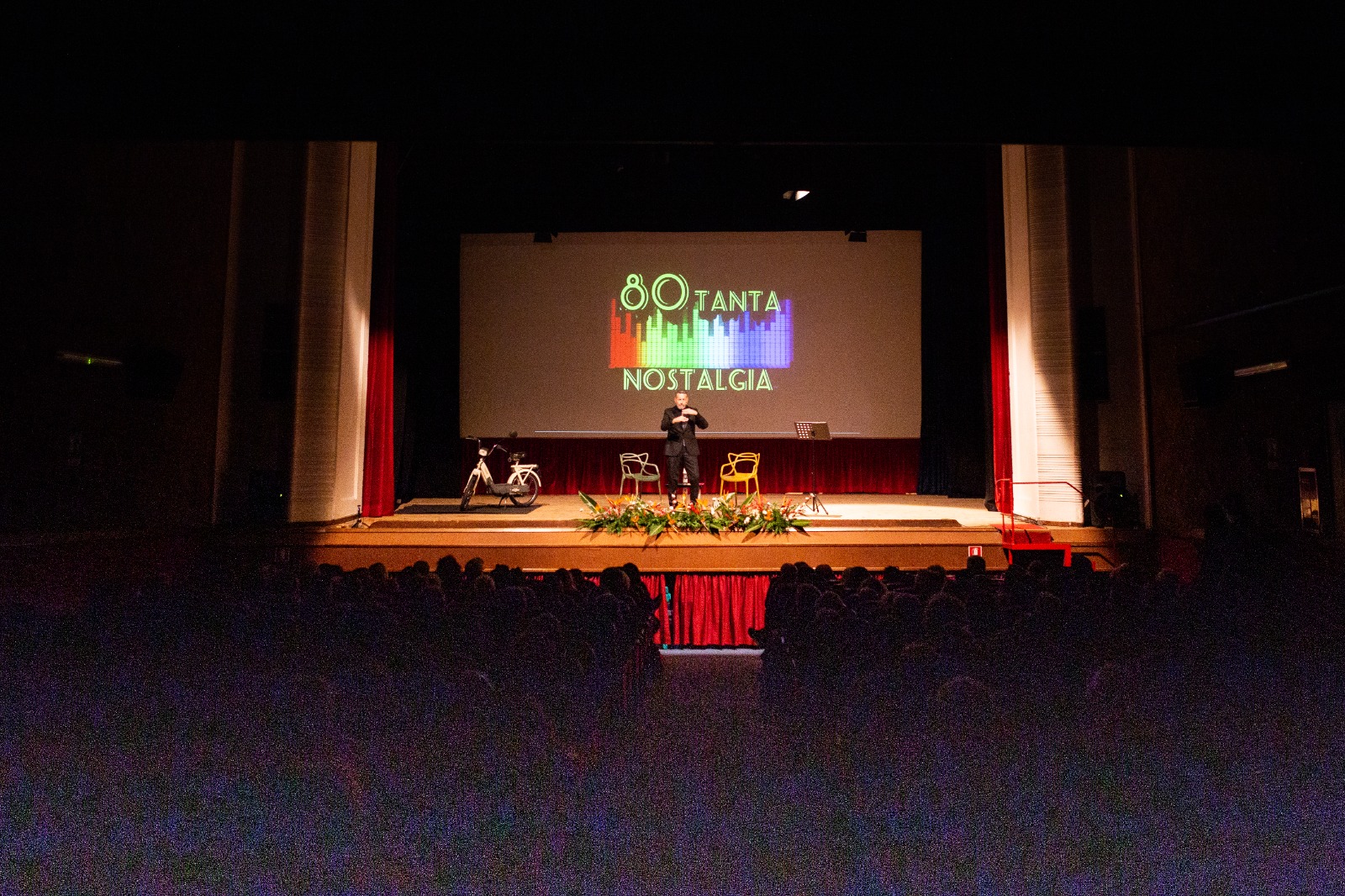 Al Teatro Alle Stimate trionfano gli “Anni ’80” nello spettacolo natalizio di David Gramiccioli