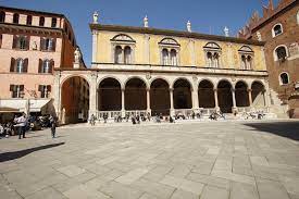 Le scelte che favoriscono lo stravolgimento del centro storico 1 Centro storico. Scelte che ne favoriscono lo stravolgimento