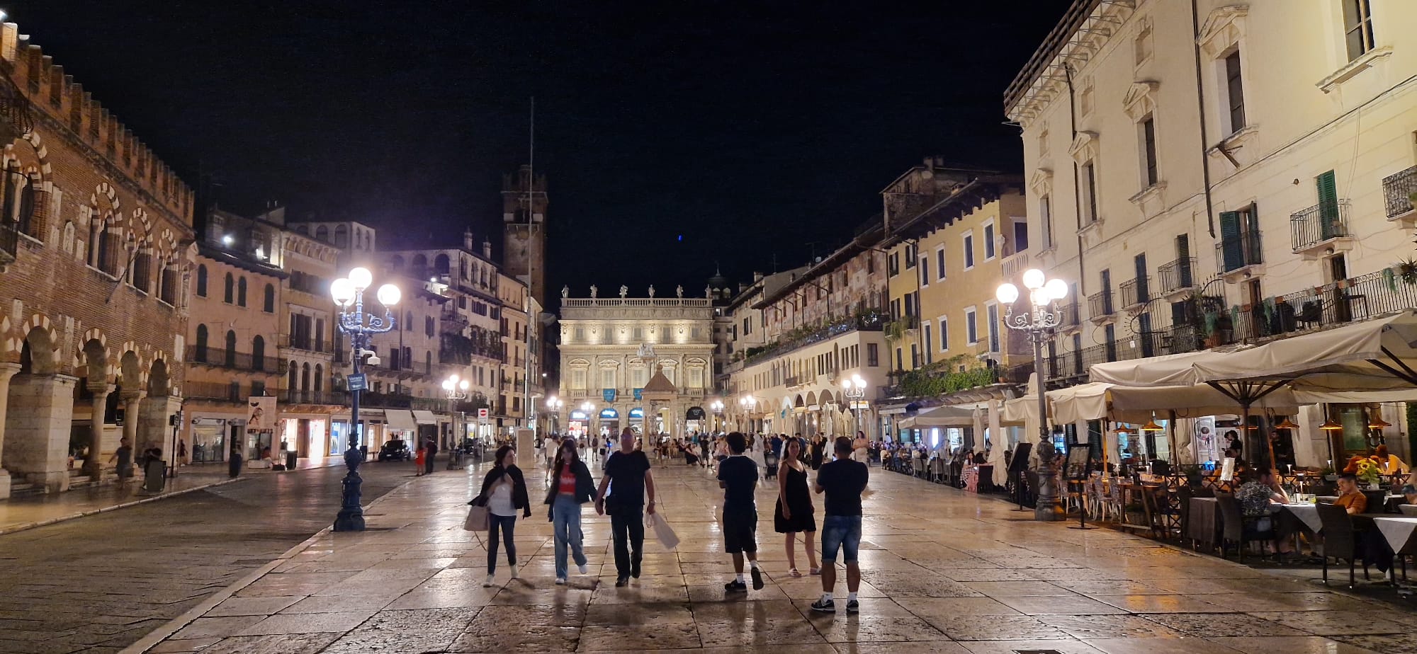 Che bella piazza Erbe sgombra dai banchetti!
