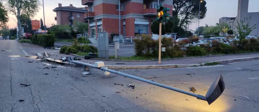 Notte “infuocata” per la Municipale, quattro incidenti di seguito: una patente ritirata