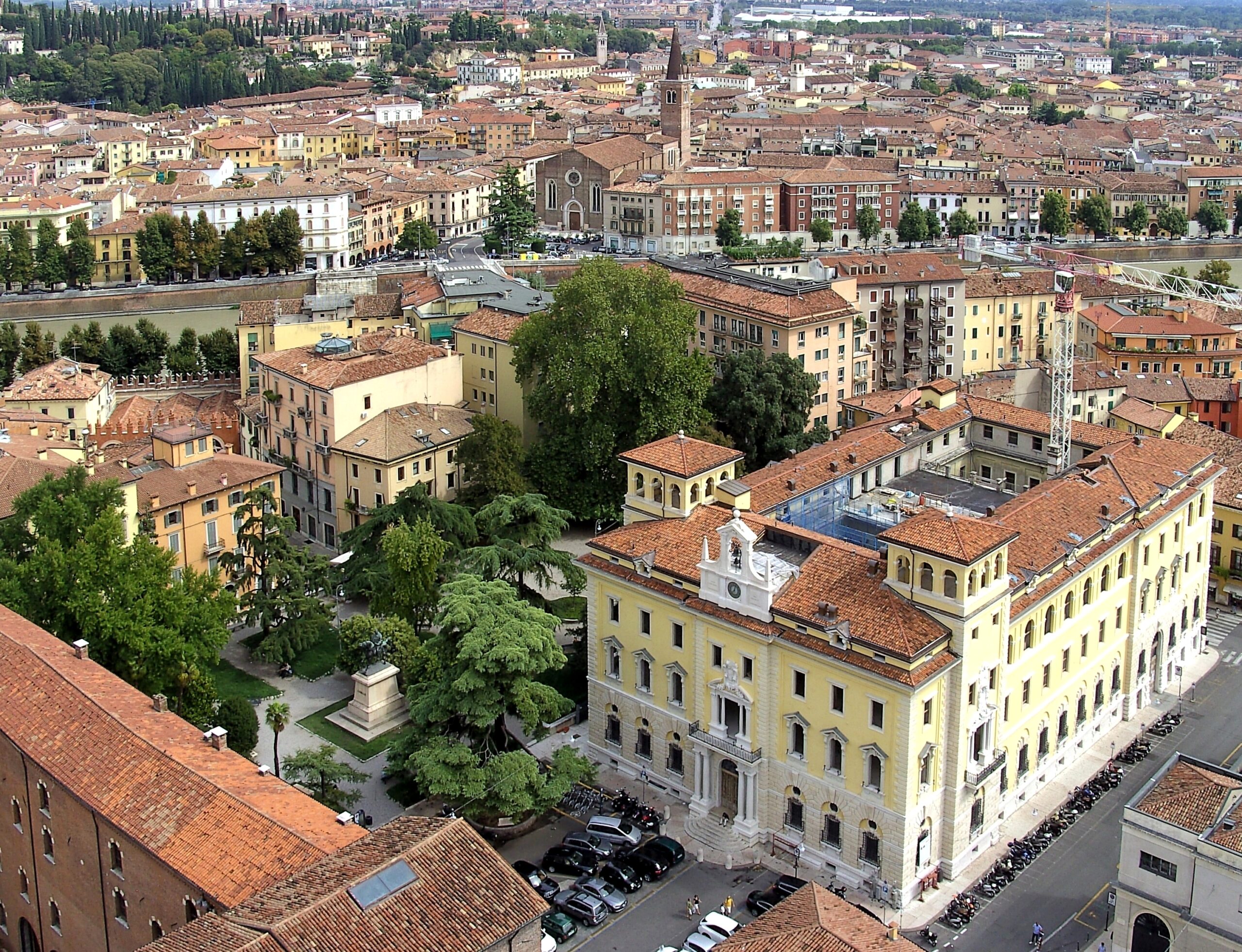 Giovane cameriere pestato a sangue in pieno centro da una banda di teppisti