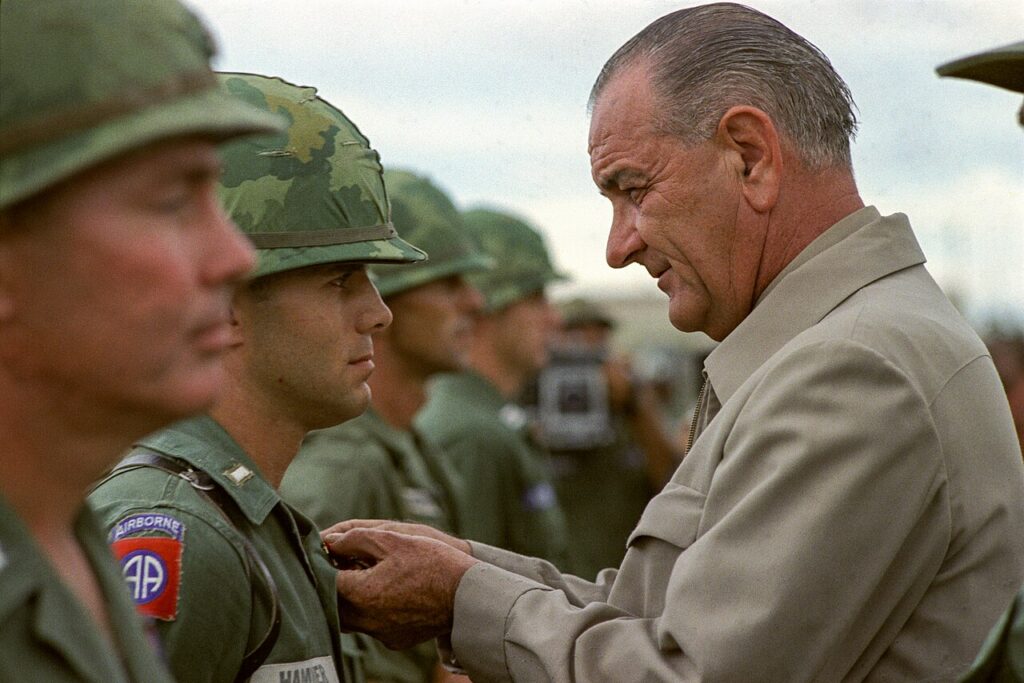 Joe Biden e il precedente di Lyndon B. Johnson: un altro grande presidente fatto fuori dall'ala sinistra del suo partito 1 Visit of President Johnson in Vietnam