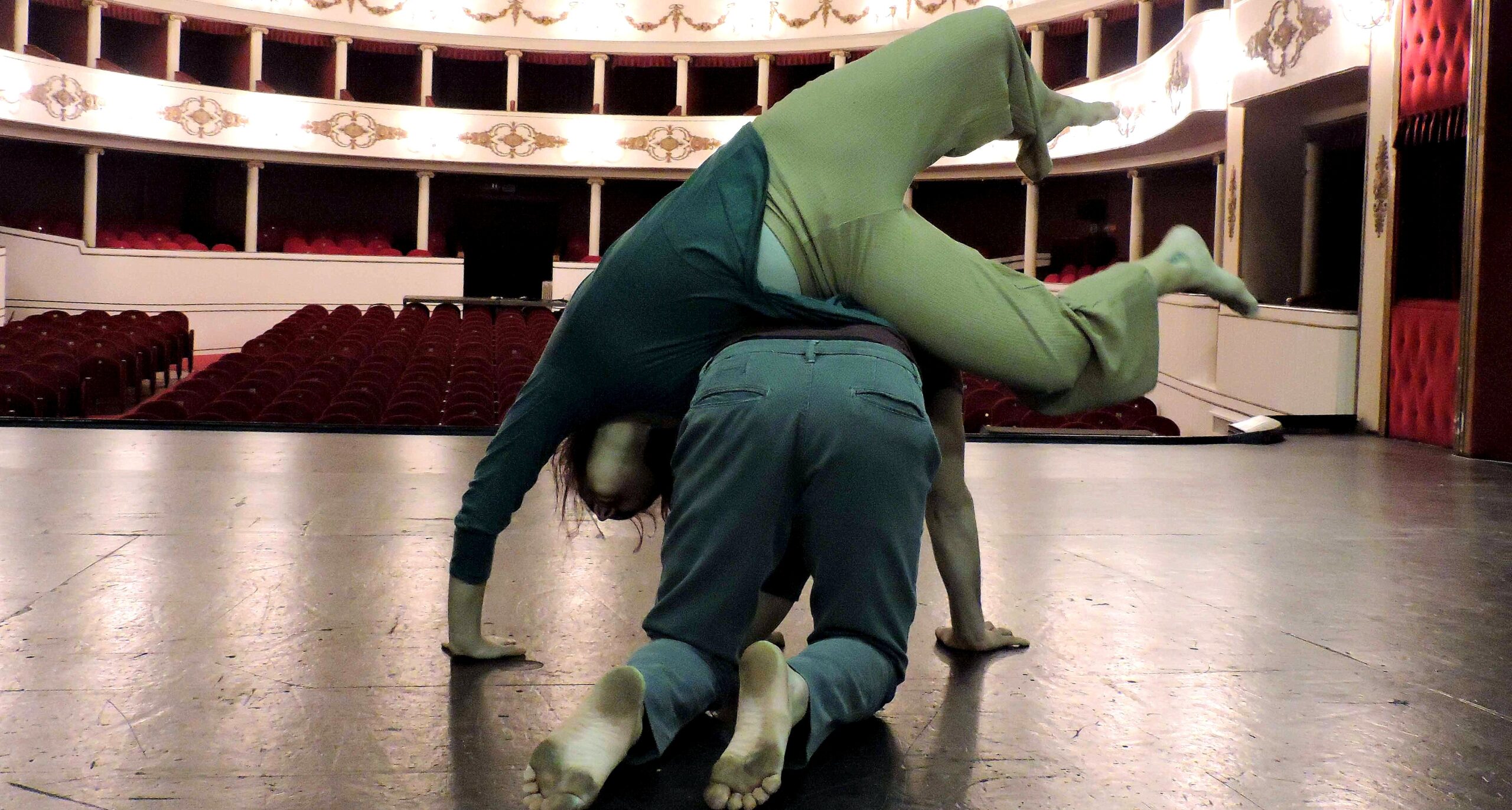 Waltz, le sfaccettature del ballo diventano metafora della vita attraverso musica e storia. Domani sera al Camploy