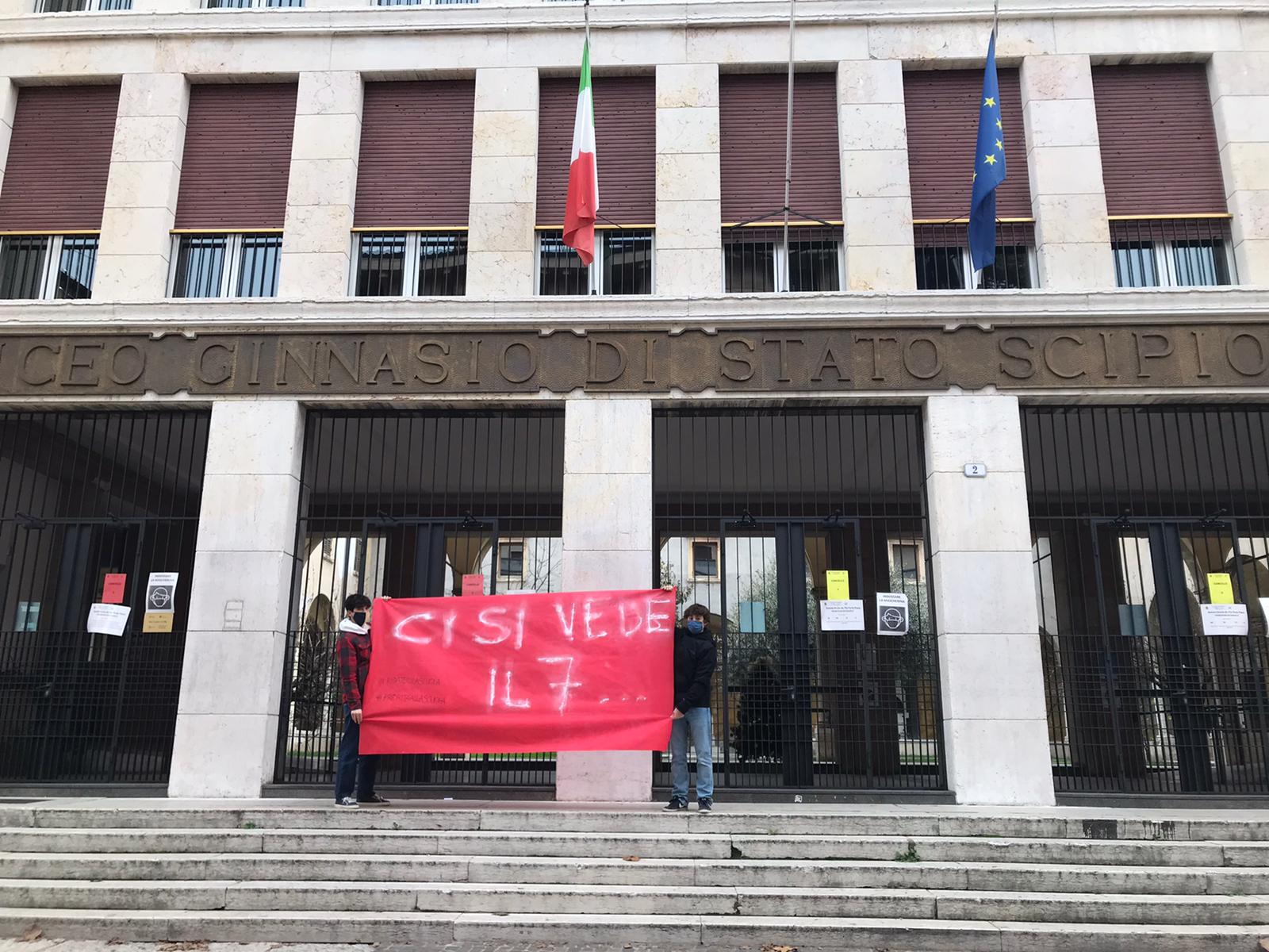 Vogliamo tornare in aula dal 7 gennaio, nuova protesta oggi degli studenti