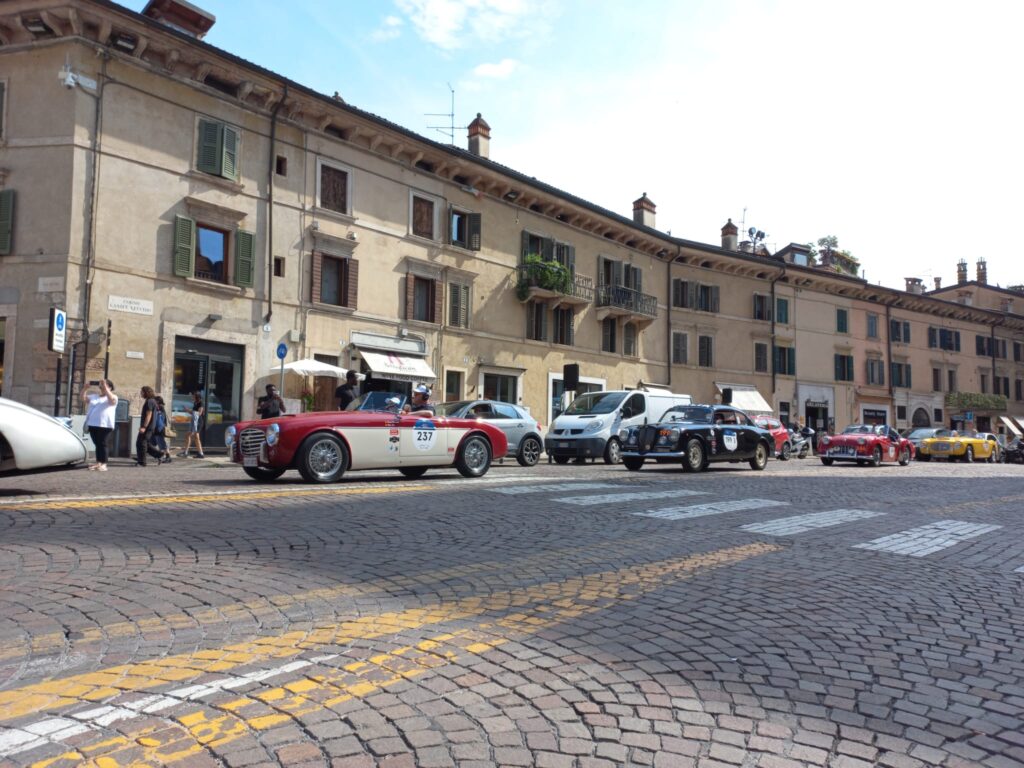 Verona ritrova la corsa più bella del mondo: folla in Bra per la Mille Miglia 1 WhatsApp Image 2023 06 13 at 17.29.44