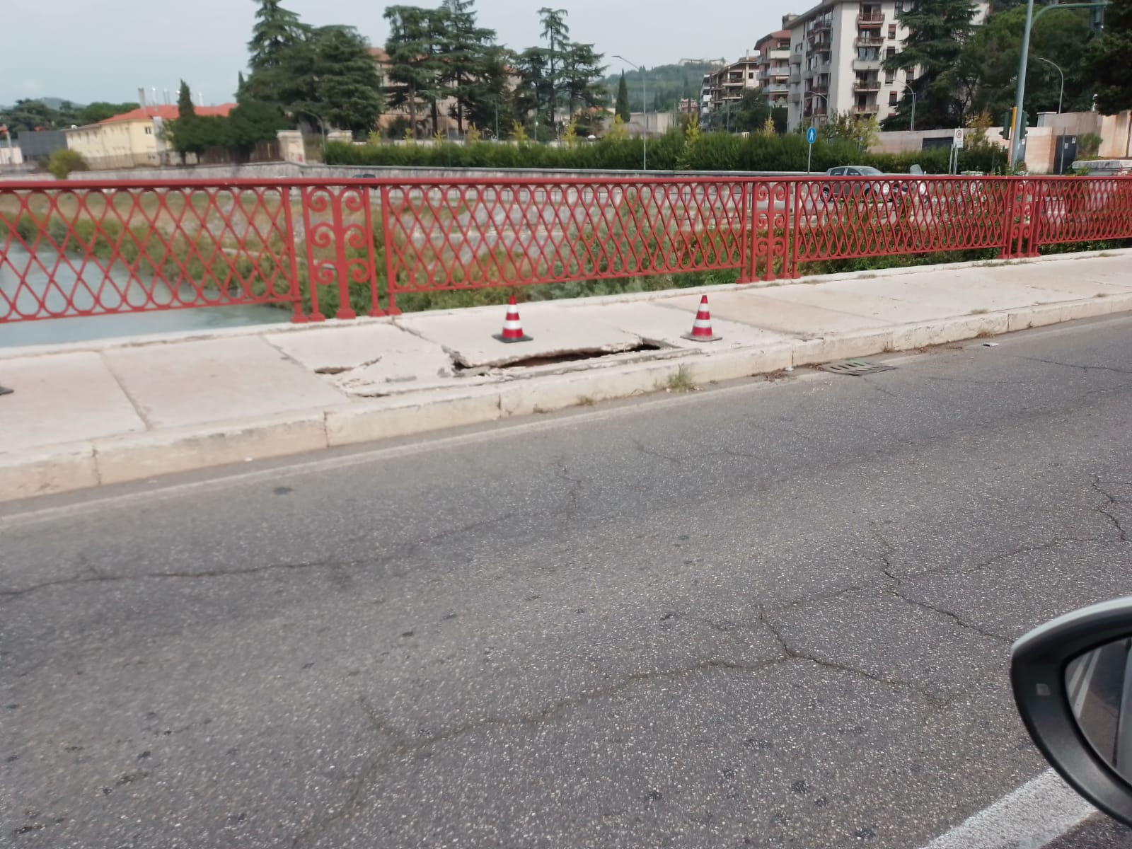 Ponte Catena, cede un tratto del marciapiede