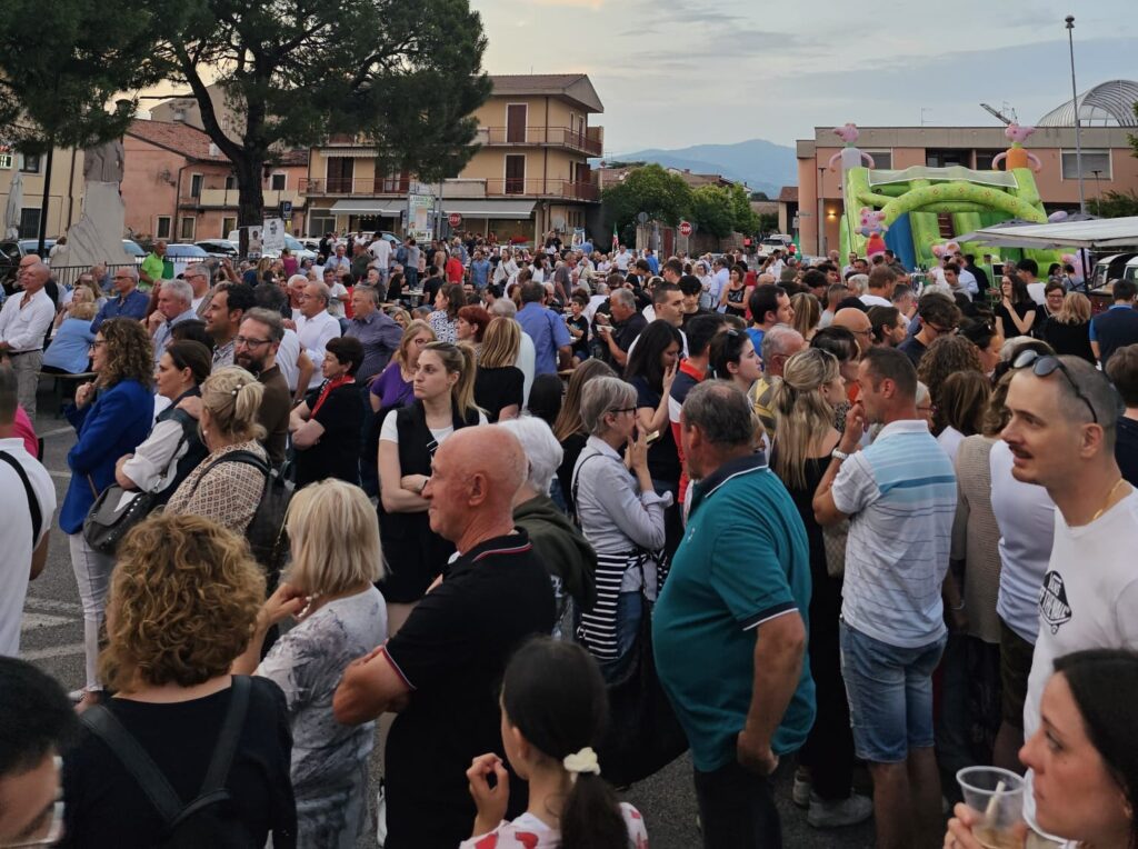 1000 in piazza per Vangi
