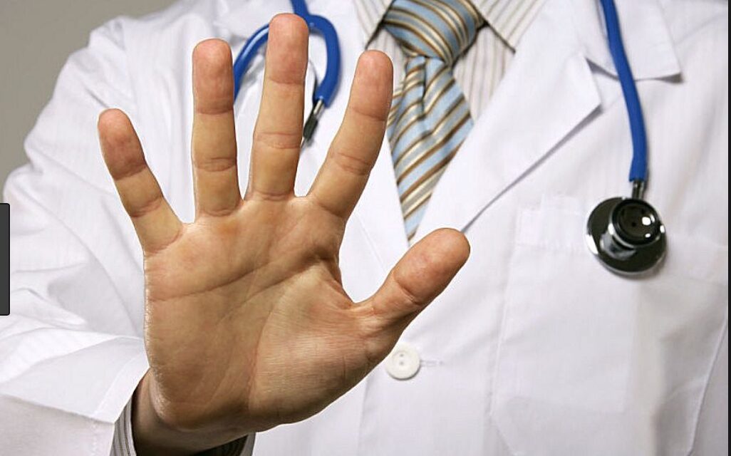 Aggressioni al personale sanitario. Proposta di sospendere per 3 anni le cure gratis del Ssn