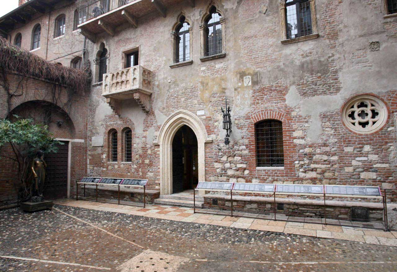 Casa di Giulietta. La sperimentazione ha funzionato: l’ingresso dal Teatro Nuovo diventa stabile.