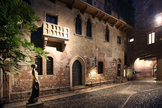 Casa di Giulietta. Più di un milione e mezzo di visitatori. Obbligatorio differenziare entrata e uscita