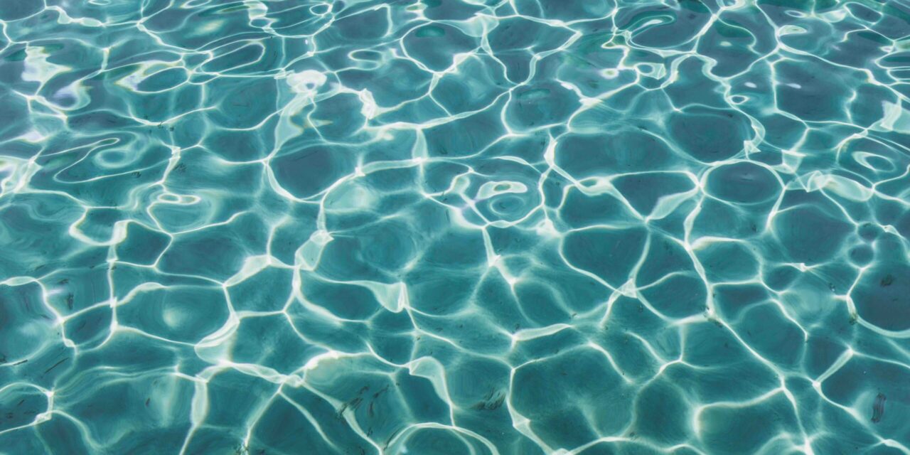 Beve l’acqua del lago per fare vedere che è pulita