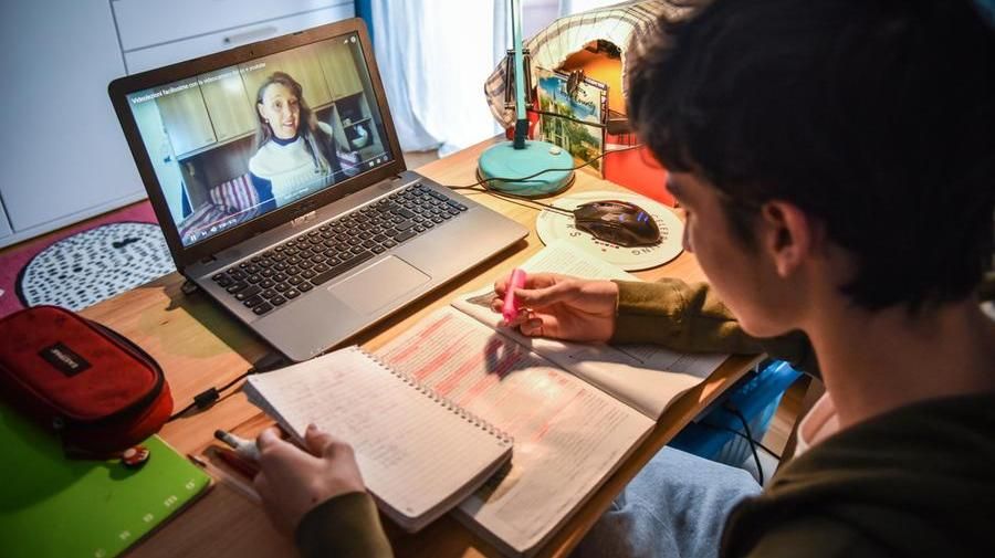Ritorno a scuola e Covid “mutante”: per evitare una nuova ondata mandiamo scuole ed insegnanti sul territorio
