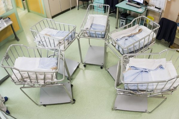 L’Europa delle culle vuote, la statistica 2023 sconfigge i luoghi comuni. Ma il problema è oggi un’emergenza