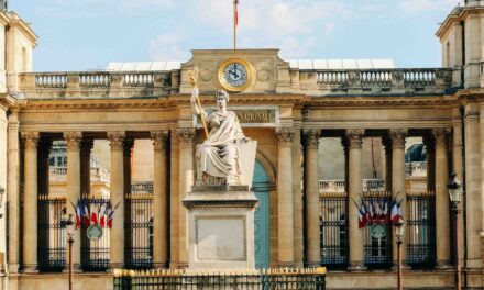 Risultato a sorpresa in Francia. Al ballottaggio vince il Nuovo Fronte Popolare 