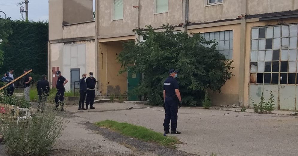 Tiberghien, la Municipale effettua un nuovo sgombero di abusivi: identificati un cittadino rumeno e tre nordafricani 1