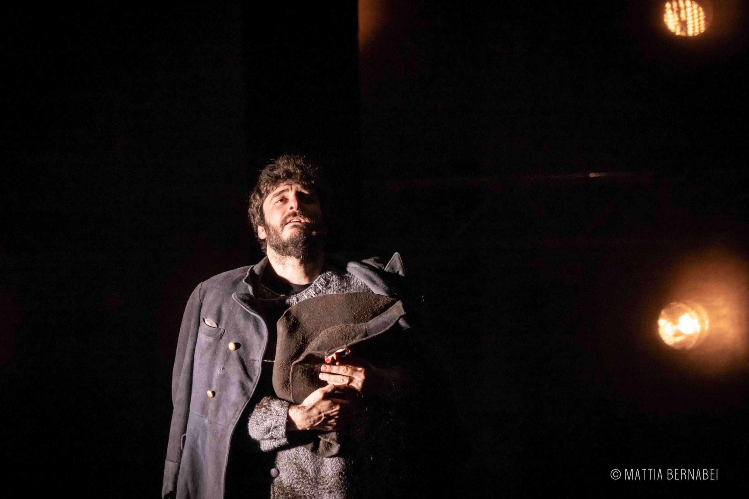 “Napoleone. La morte di Dio” con Lino Guanciale al Teatro Romano. Un successo indiscutibile. 2 foto Napoleone ph Mattia Bernabei 3 scaled