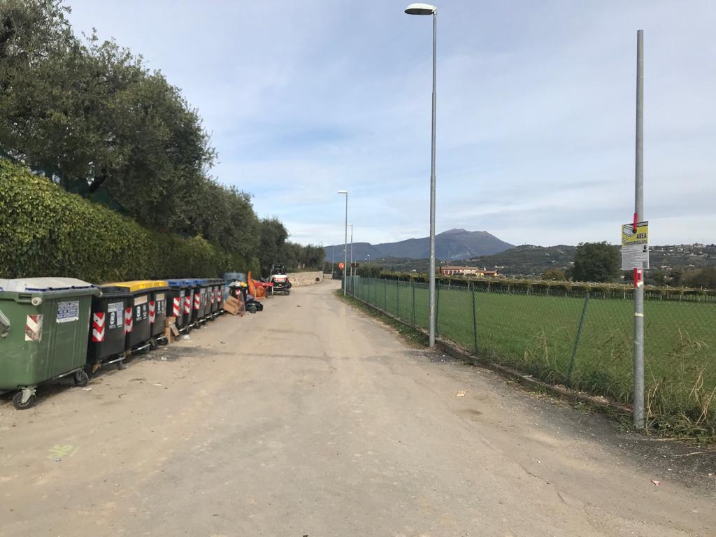 Bardolino, nella foto-trappola catturati 32  furbetti del cassonetto