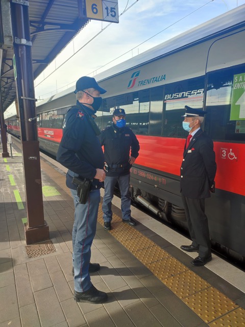 Beccato dalla Polizia con droga da spacciare viene “condannato” solo a obbligo di firma