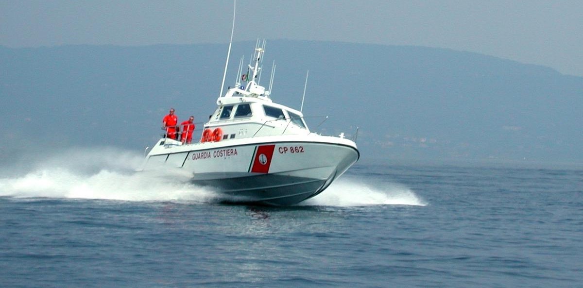 Tragedia sul Garda, muore surfista di 59 anni. Recuperato il corpo dalla Guardia Costiera