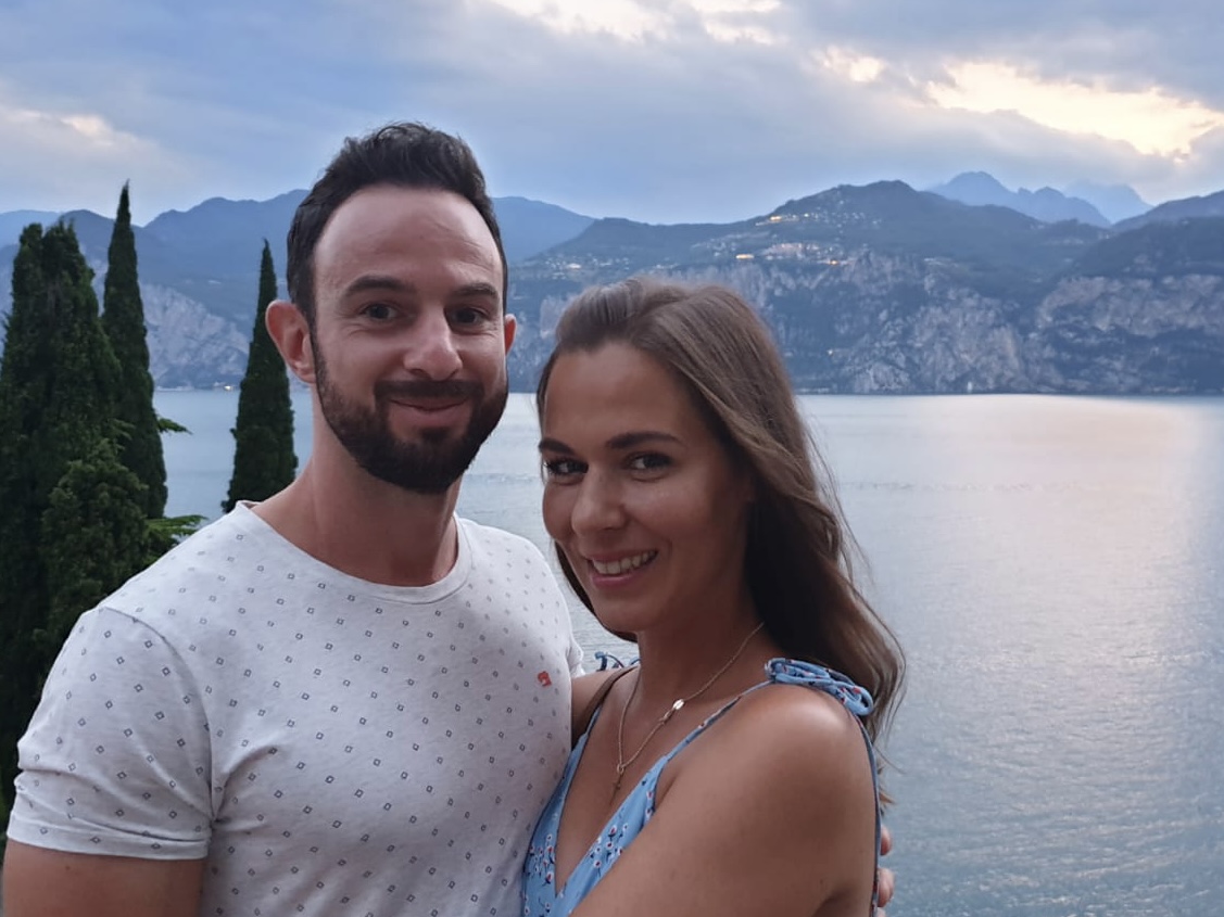Gli autori del “messaggio in bottiglia” che sta facendo il giro d’Europa sono stati trovati. Sono sempre più innamorati e torneranno presto a Malcesine 