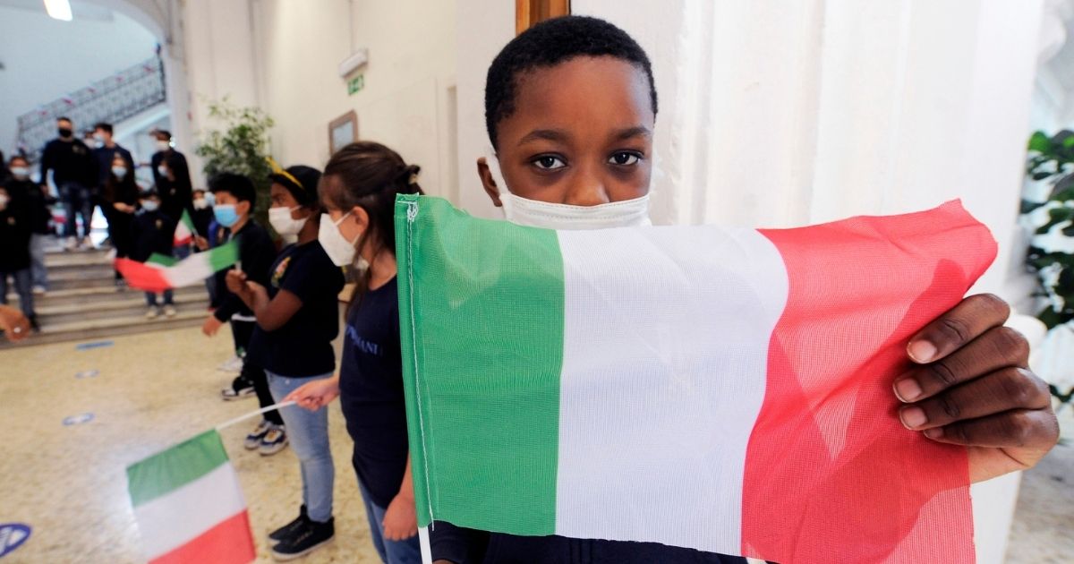Ius scholae. Lega e FdI cercano di bloccare il tentativo di allargare la possibilità di ottenere la cittadinanza italiana per gli stranieri con una valanga di emendamenti 