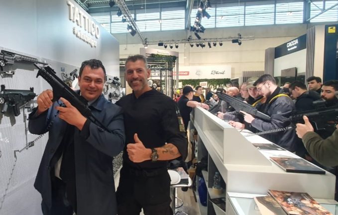Polemiche in Regione per la foto di Joe Formaggio col mitra in mano