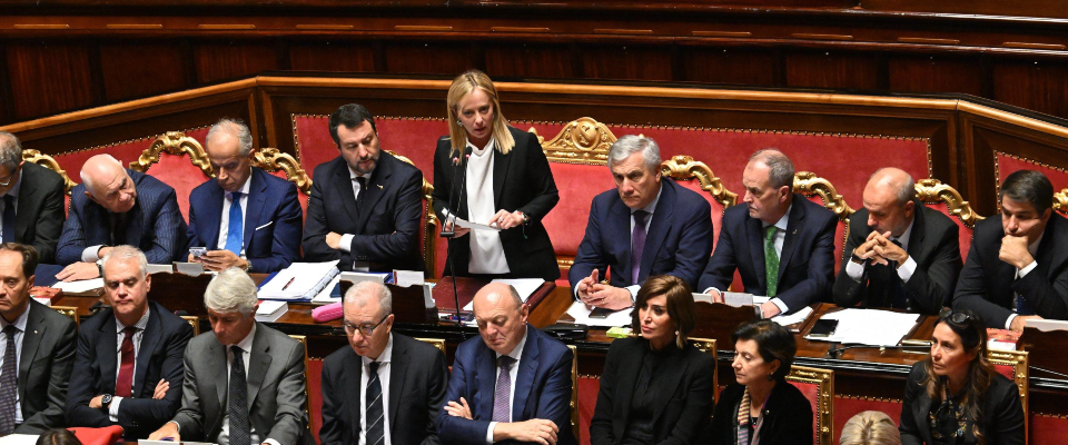 La destra al governo comincia alzando il tetto del contante a 10 mila euro. La Meloni lo annuncia nel discorso sulla fiducia in Senato
