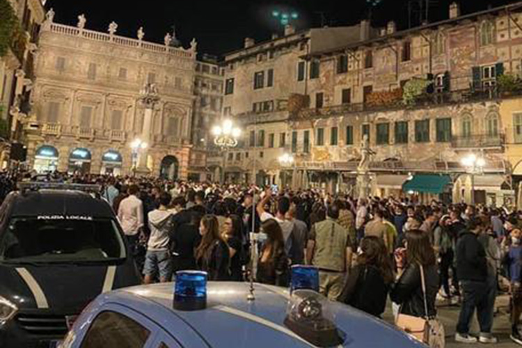 Lockdown leggero, così leggero che non se lo fila nessuno. Adesso arriva la – meritata – stretta