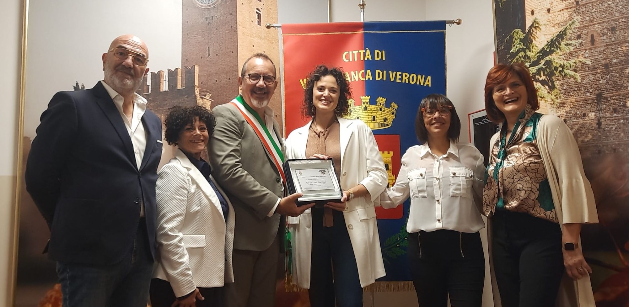 Notte Bianca 2023 di Villafranca. Consegnata la targa di premiazione per la miglior vetrina a tema Disney