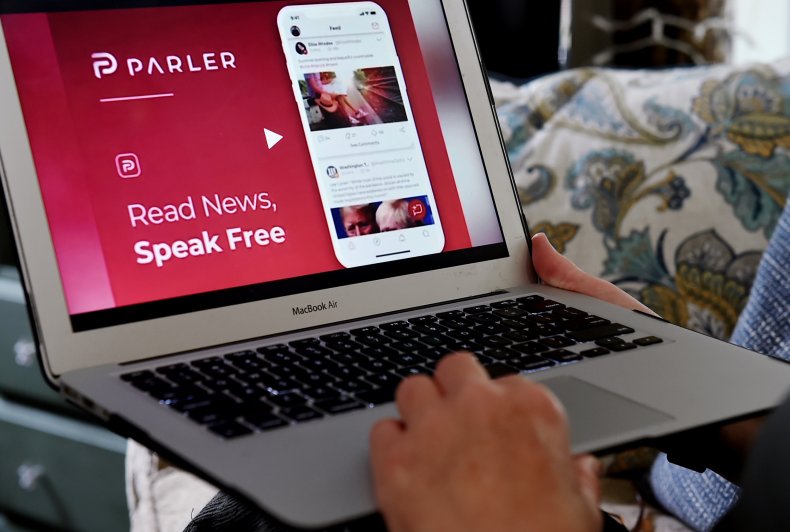 I Big Social oggi bloccano Parler. Domani, chiunque fra noi. Eppure, continuiamo ad adorarli