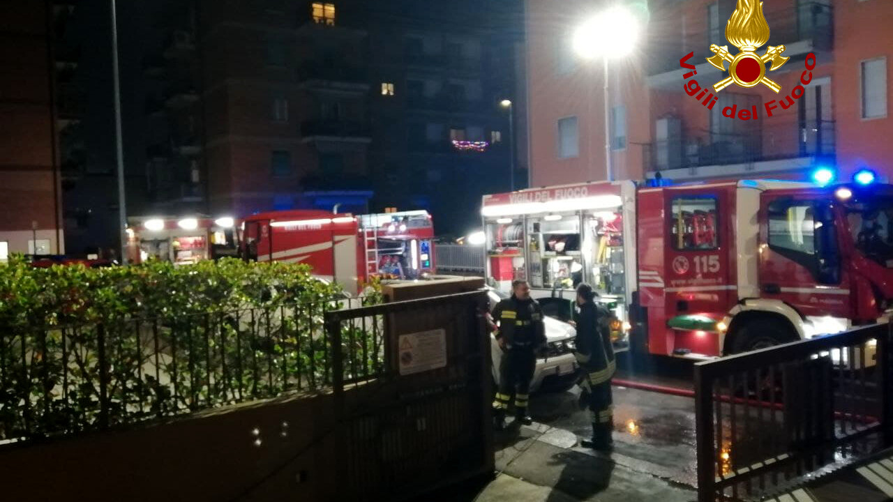 Incendio in via Arno, i pompieri salvano una signora anziana