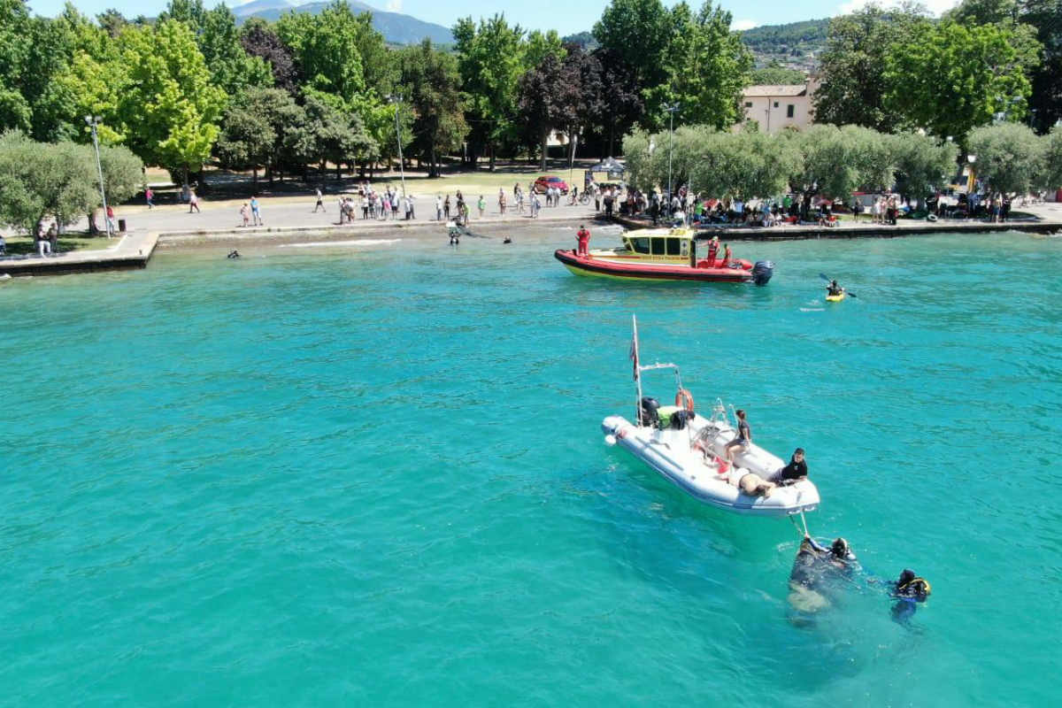 Bardolino, domenica i volontari ripuliscono il fondale a Riva Cornicello