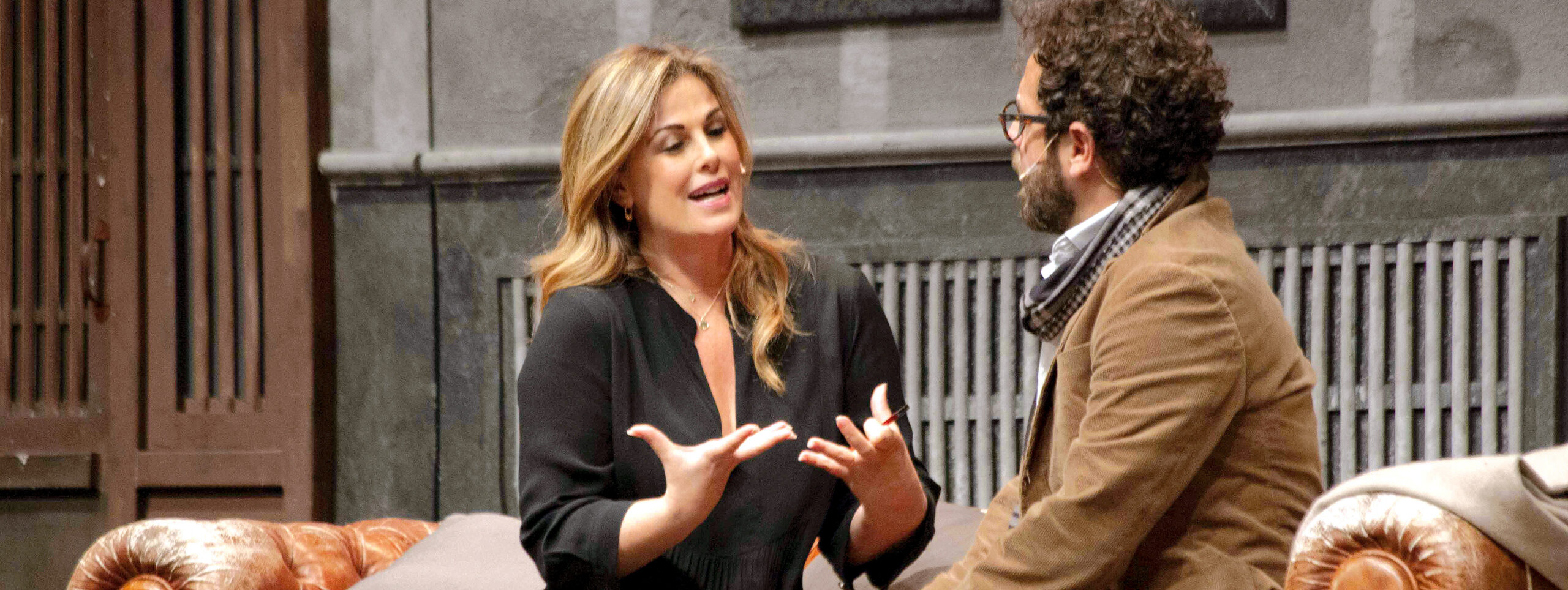 Stressati e dipendenti dai cellulari, che adorabili perdenti. Vanessa Incontrada in scena da martedì al Teatro Nuovo