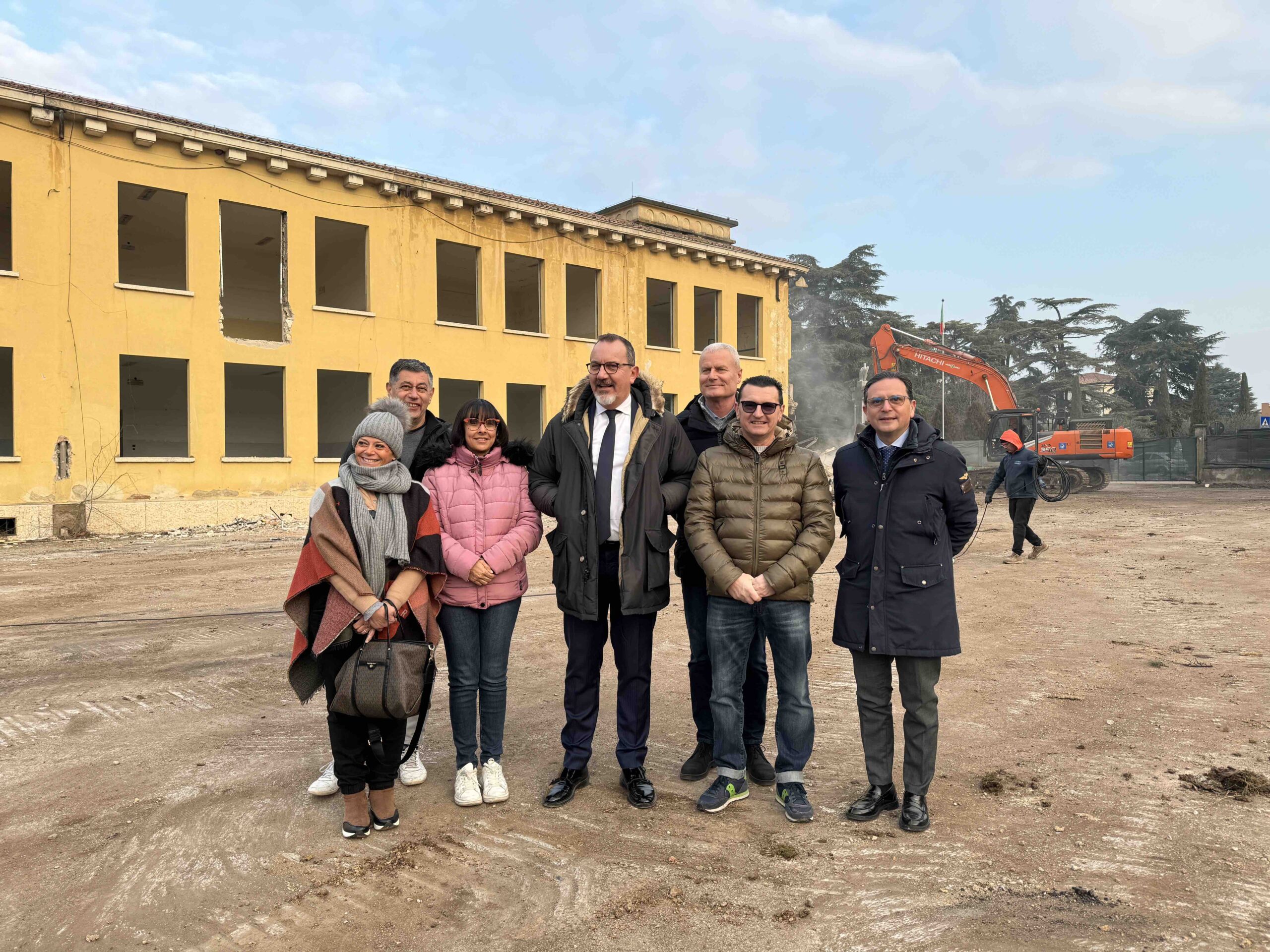 La realizzazione della nuova piazza di Dossobuono è partita con la demolizione delle vecchie scuole