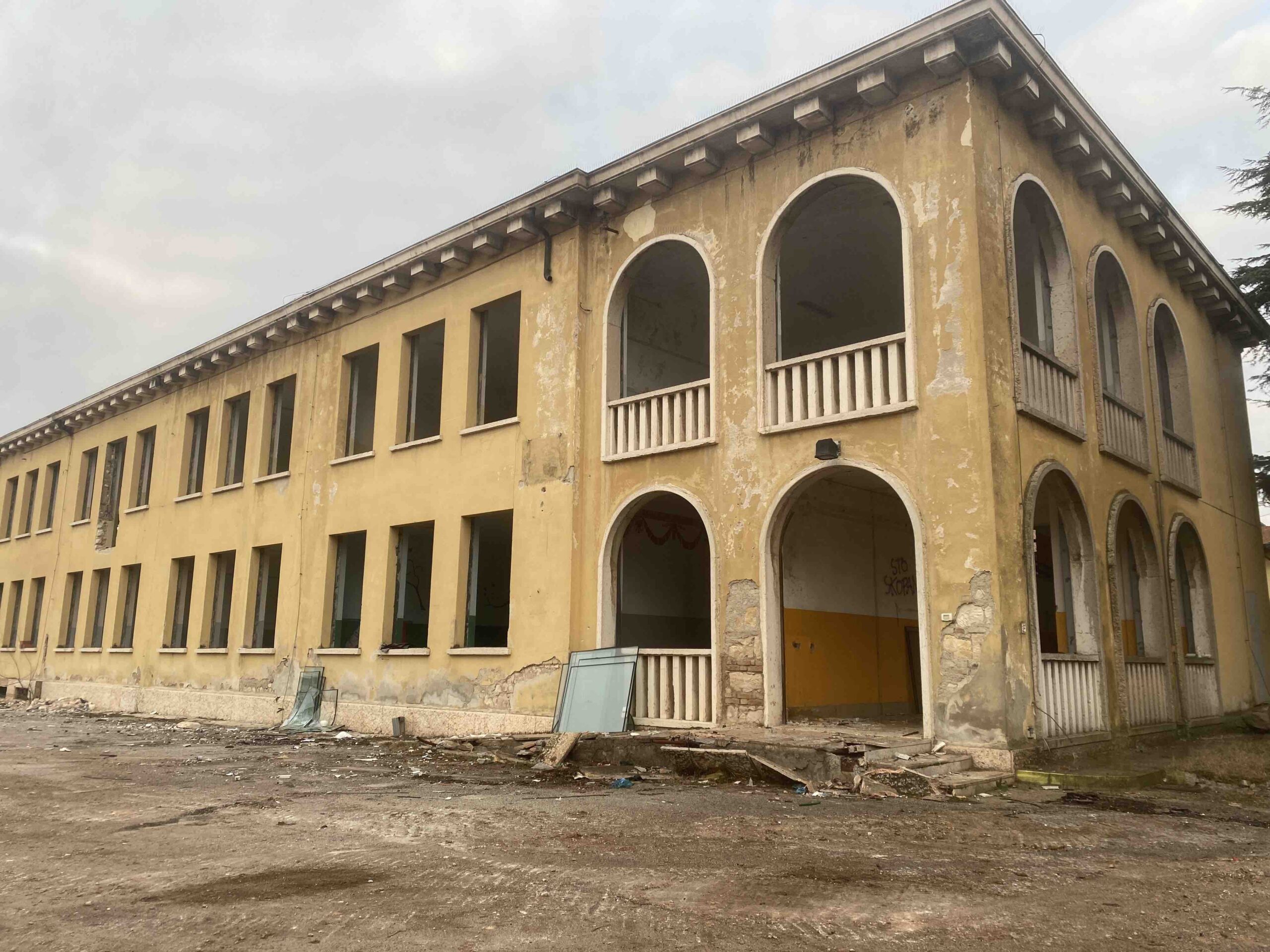 La realizzazione della nuova piazza di Dossobuono è partita con la demolizione delle vecchie scuole 1 scuole locchi scaled