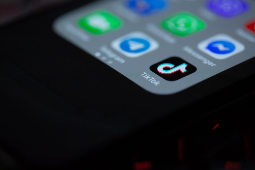 Cosa si fa per un 'like'. La vergogna dell’Egg Crack Challenge su Tik Tok 1 solen feyissa XfnfMlNpWDo unsplash