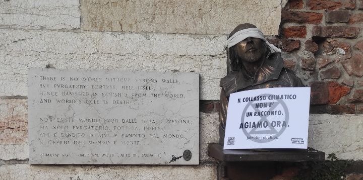 Extintion rebellion, le statue di Verona tappezzate questa mattina di inviti ad agire contro la crisi climatica 1 statua shakespeare