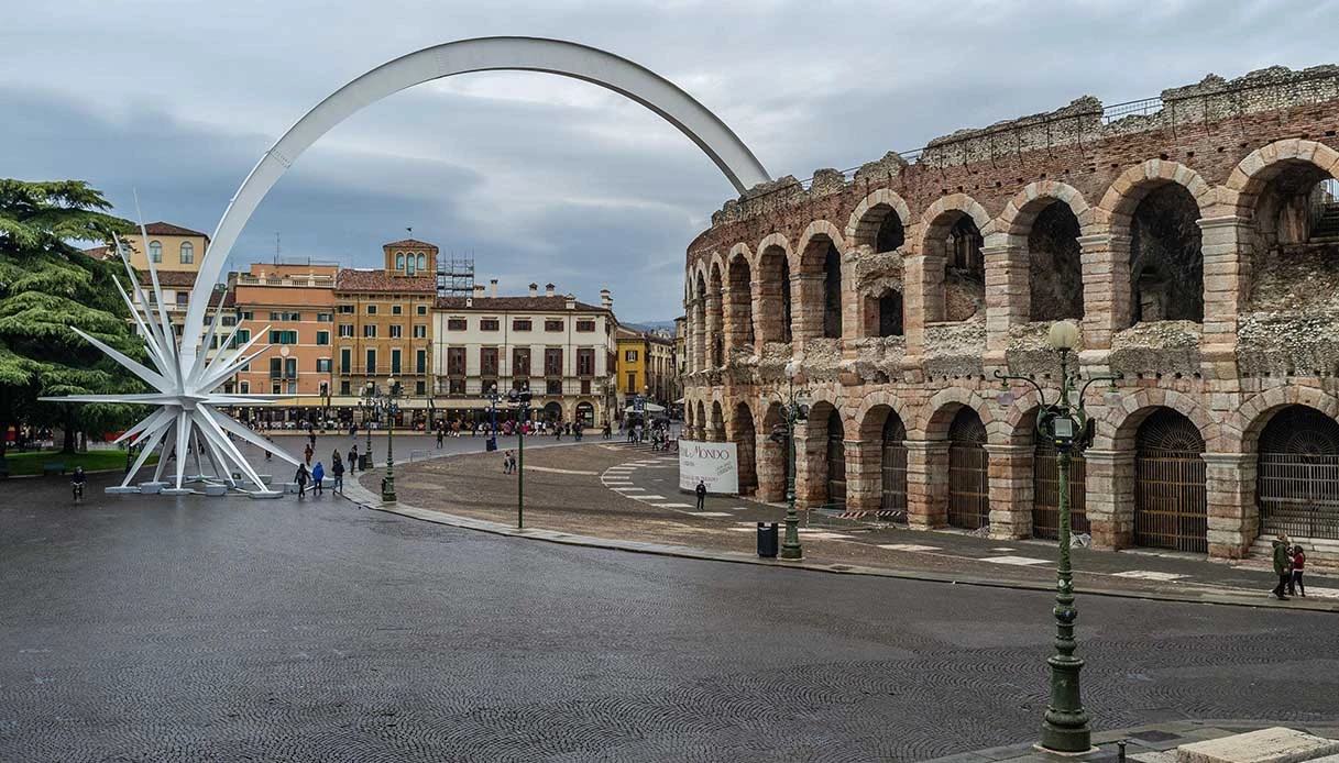 L’Arena è stata posta sotto sequestro dalla Procura di Verona per accertare i danni provocati durante lo smontaggio della stella cometa