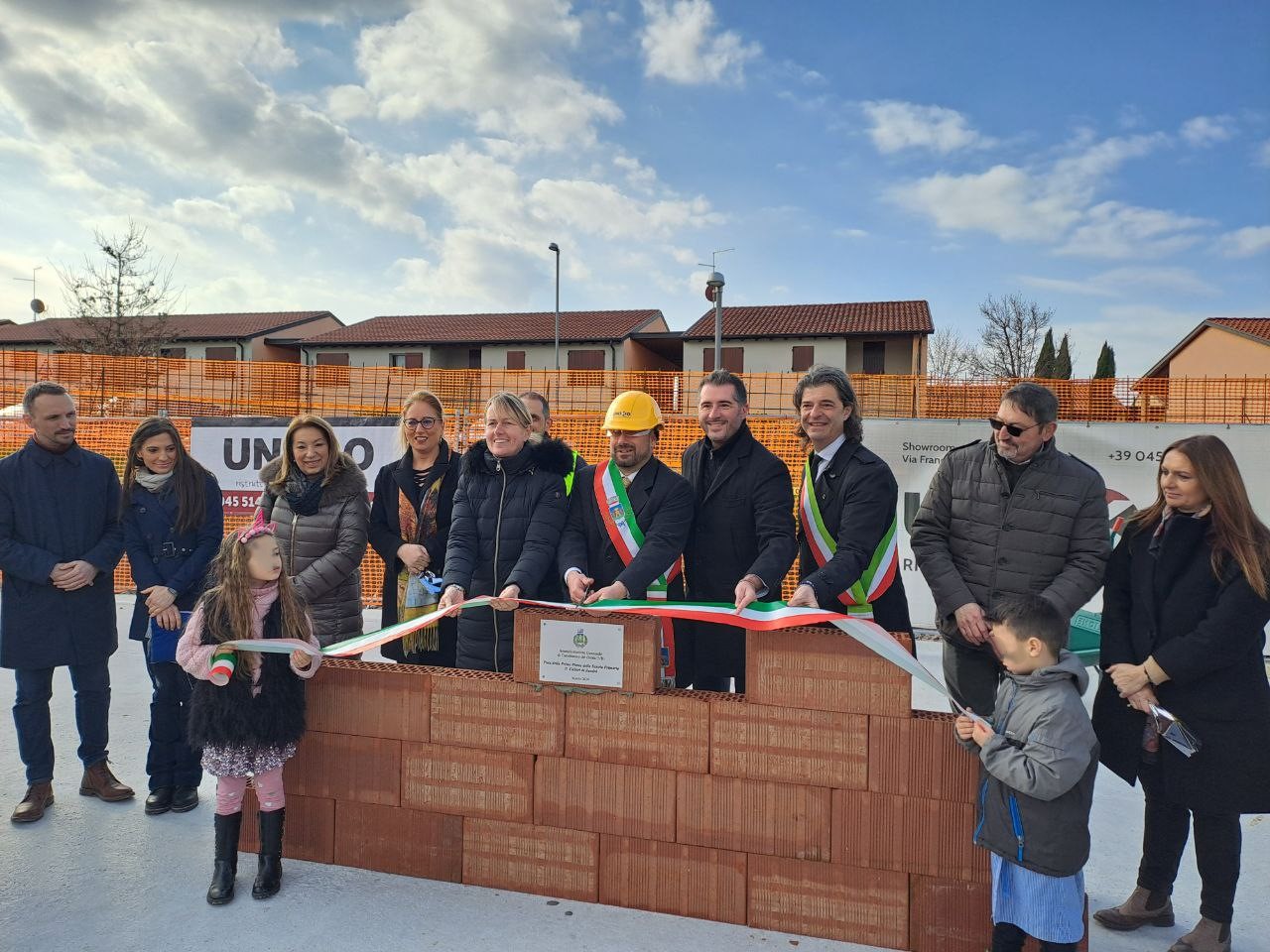 Posa della prima pietra della nuova scuola primaria di Sandrà