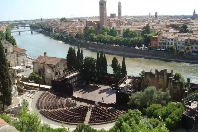 Ritorna la grande prosa al Teatro Romano