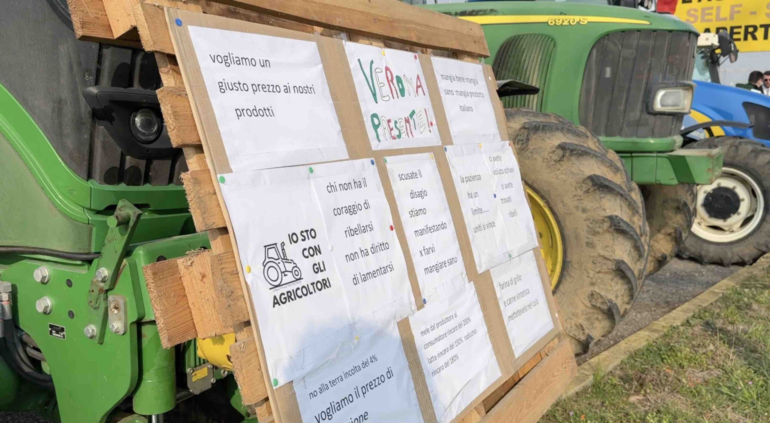 Villafranca. Il popolo dei trattori manifesta davanti a Zaia. Invitati a Venezia 2 trattori