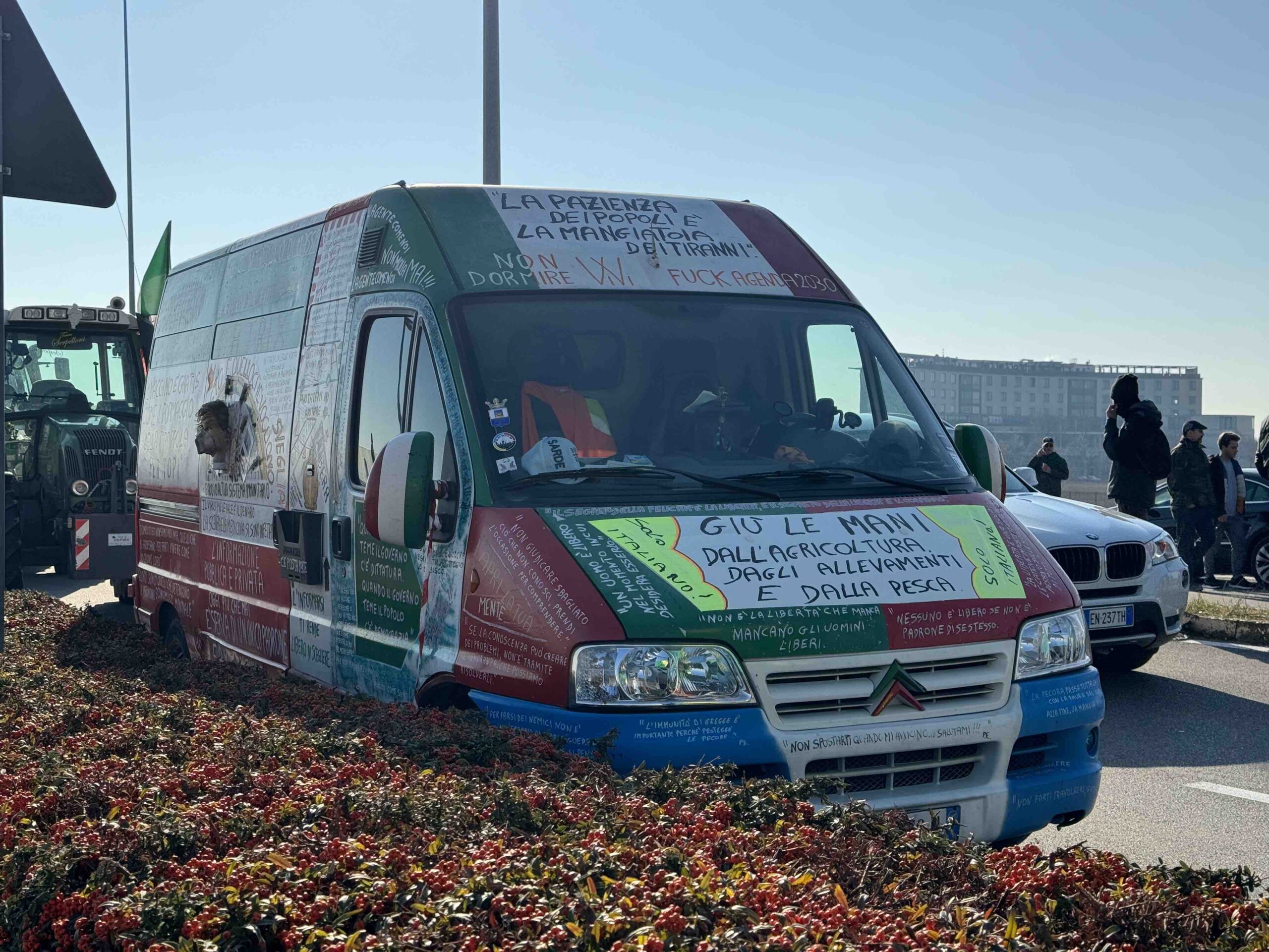 Protesta dei trattori. Arriva la solidarietà della politica. Non tutta