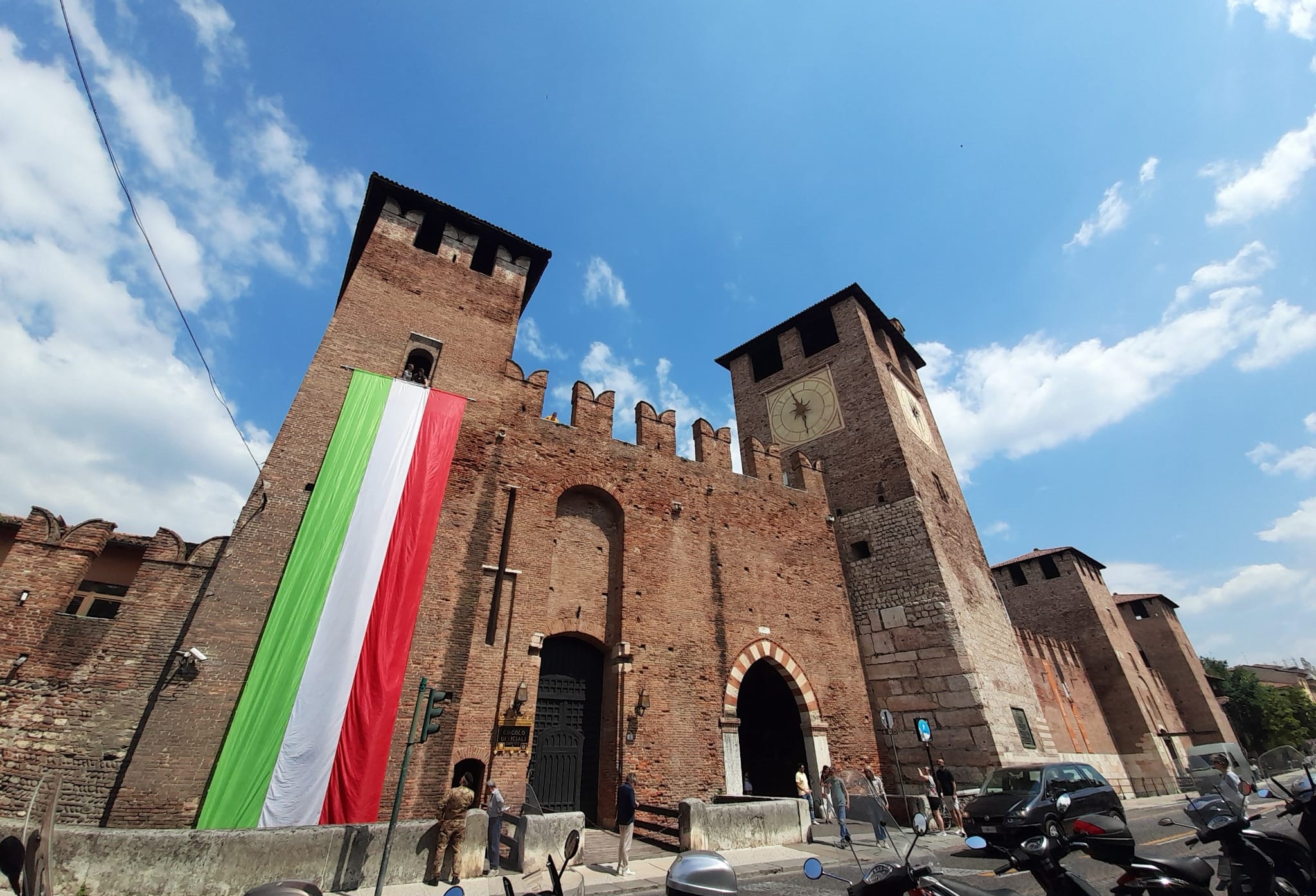 Coraggio, domani tutti col Tricolore alle finestre!