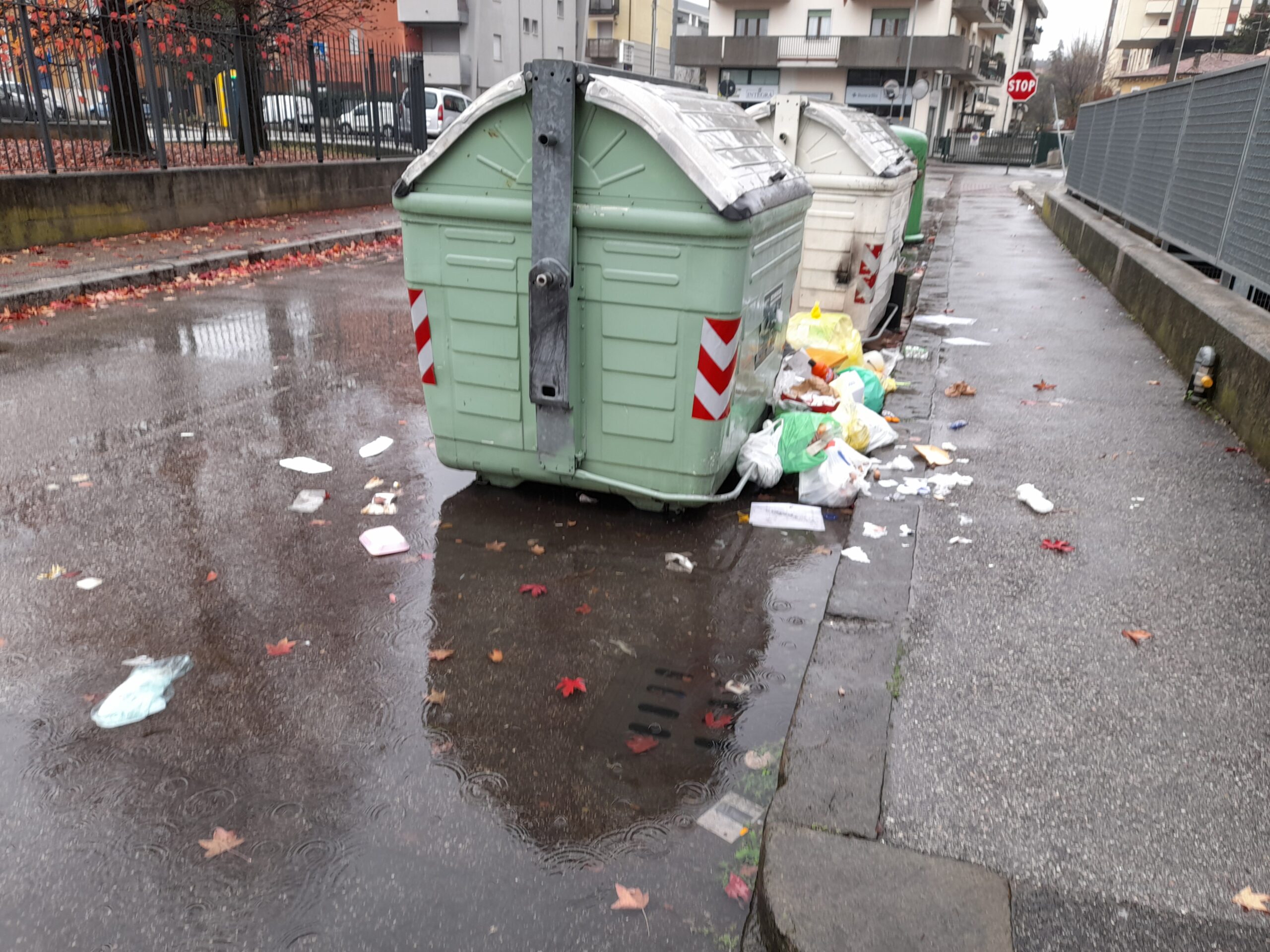 Quartiere Stadio, la lotta quotidiana dei residenti per non affondare mentre buttano via le immondizie