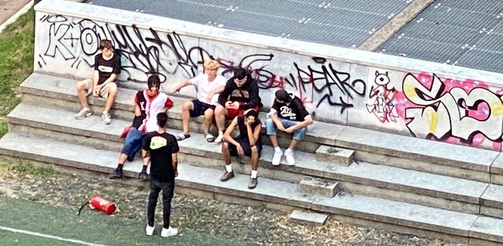Vandali al parco giochi di via Abba, i genitori dovranno pagare il costo della pulizia